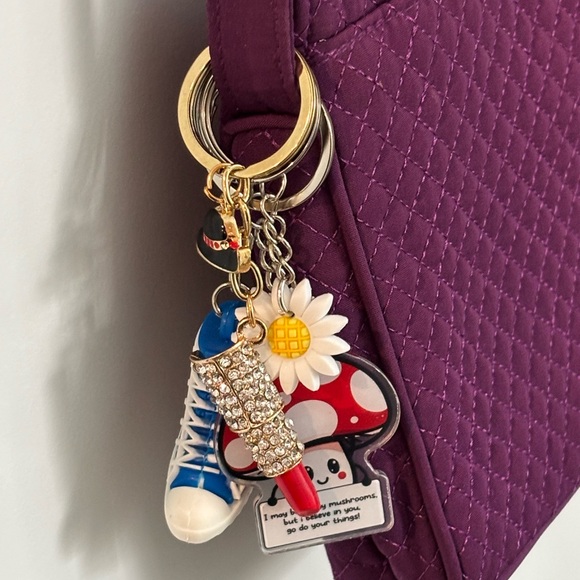 Vera Bradley EUC shoulder bag  with bag 4 key rings 
See all pictures - Picture 4 of 10